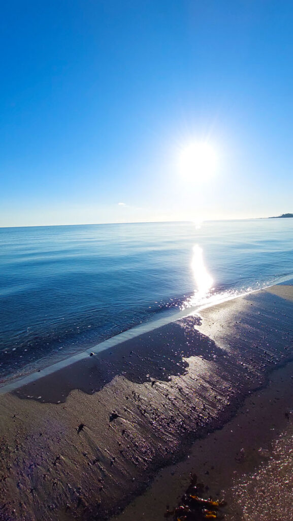 Aufgaben erledigen und dann ausruhen: Sonnenlicht spiegelt such auf dem Wasser der Ostsee.