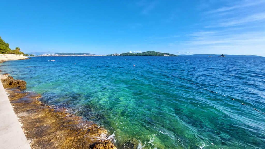 Quality time während des Urlaubs: Aussicht auf Trogir. Kroatien mit glasklarem Wasser. Quality time ist wunderbar.