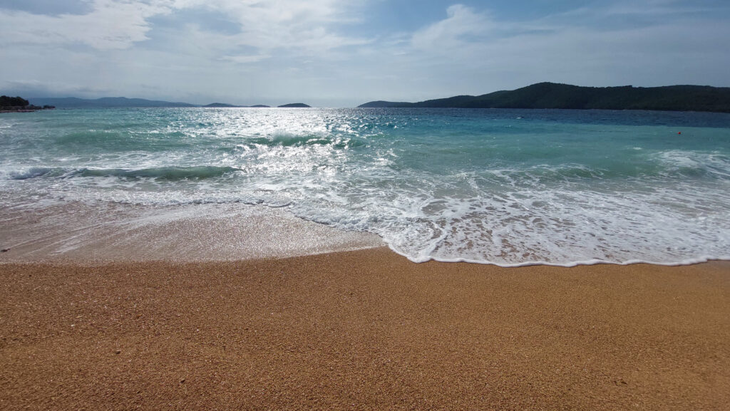 Sehr schöner Kiesstrand bei Sibenik, Kroatien. Ideal zum Entspannen und zum Schwimmen.