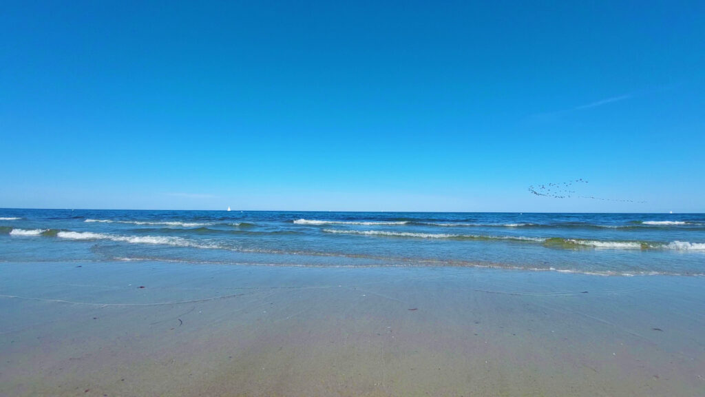 Ostsee mit Traumstrand und leichtem Wellengang. Lange Strände sind einfach schön.