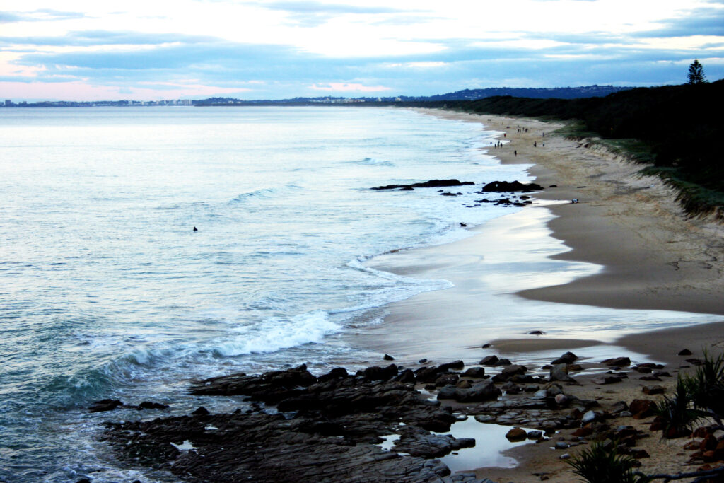 Langer und breiter Strand im Osten von Australien.
