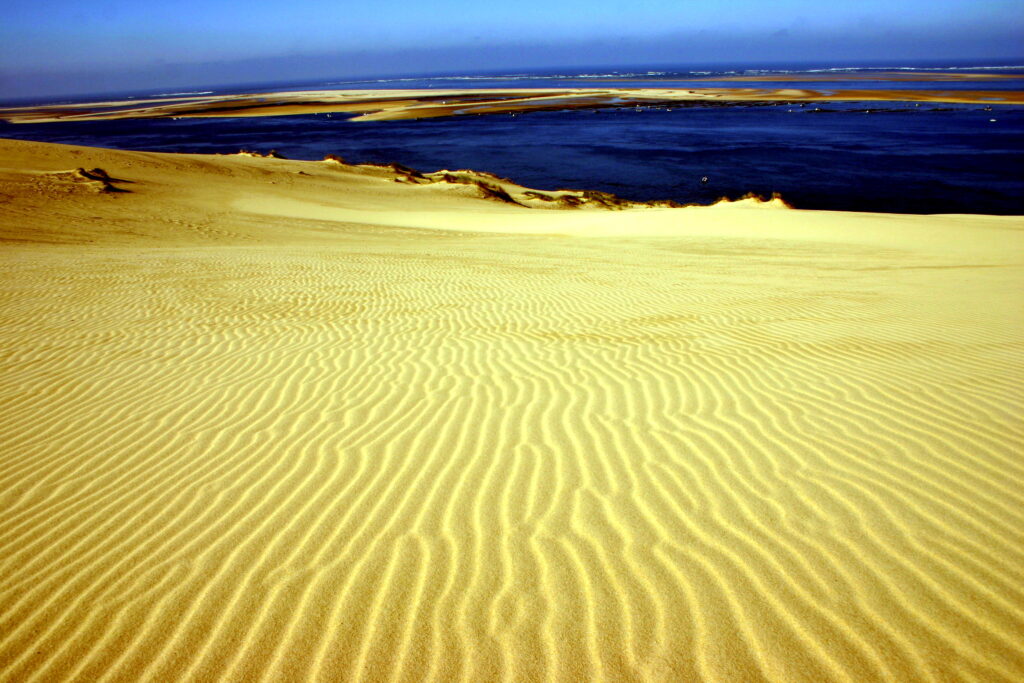 Eine große Sanddüne in Frankreich - die Dune de Pyla besticht durch einen grandiosen Ausblick auf die Atlantikküste
