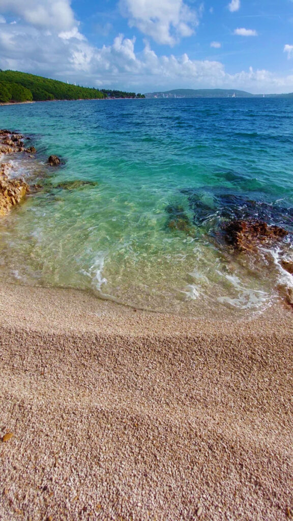Kroatien Strand mit Kieselsteinen und schönem Ausblick.