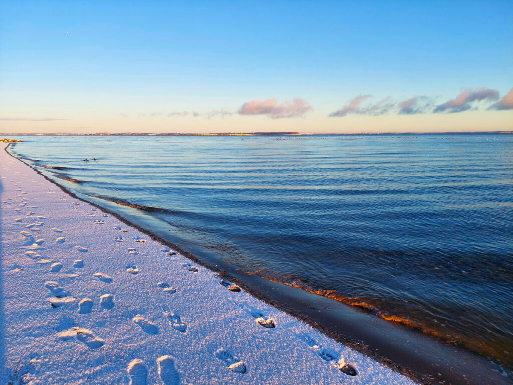 Ostsee im Winter lädt zum Urlaub ein.