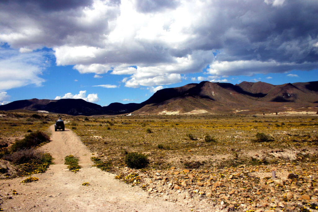 Eine einsame Landschaft in der Nebensaison in Spanien.